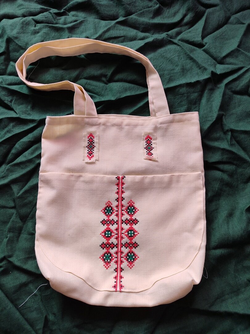 Для этой сумочки в виде аппликации взята вышивка из готовых изделий. Про такие виды работ я уже писала.