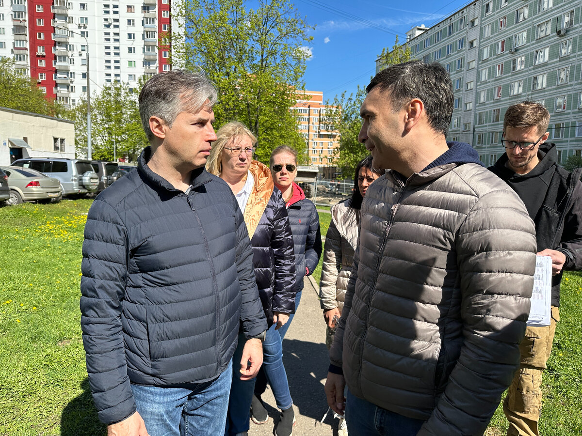 Префект Восточного округа Николай Алешин (слева) 