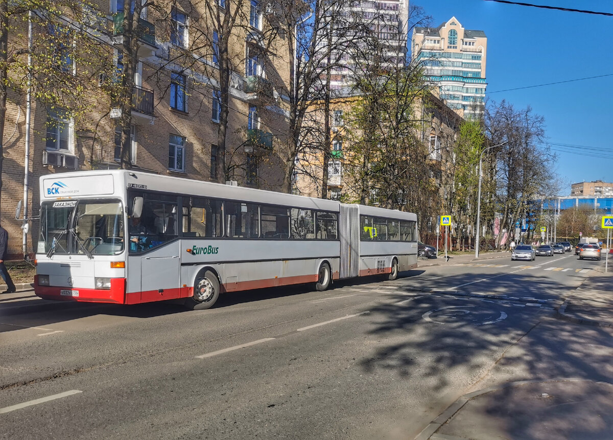 Автобусный раритет Москвы: автобус Mercedes-Benz O405G. Сейчас работает как заказной. К сожалению, не было возможности сфотографировать его более аккуратно, спешил по рабочим делам. Улица Маршала Рыбалко.