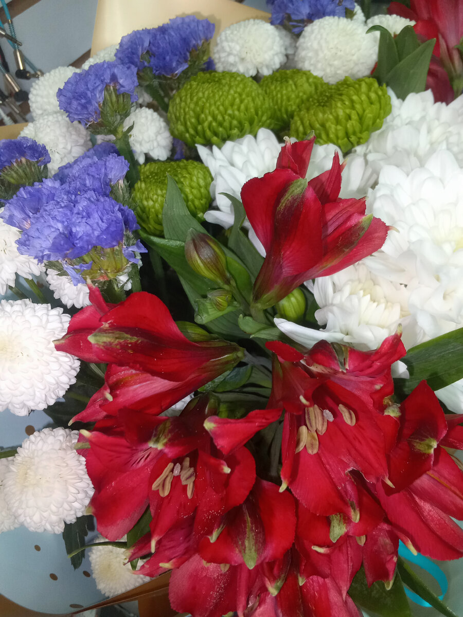 На работе подарили букет 