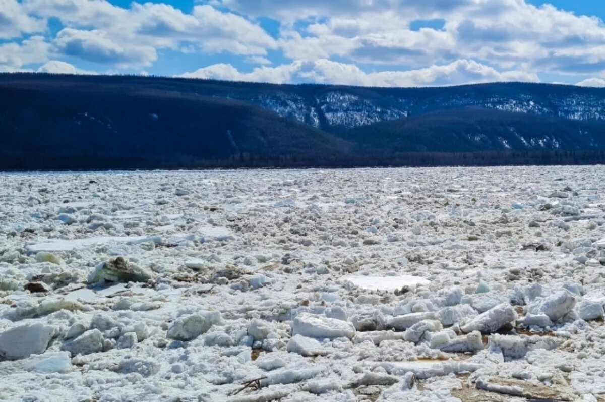    Появилось видео ледохода на реке Лена в Якутии