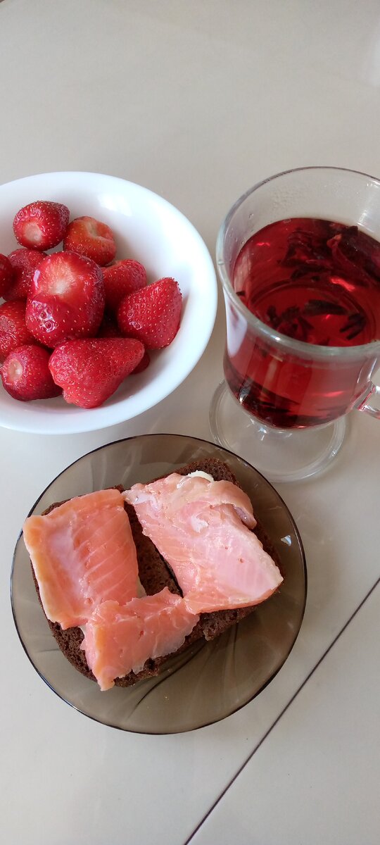 Бутерброд с красной рыбкой, чай каркадэ, клубника