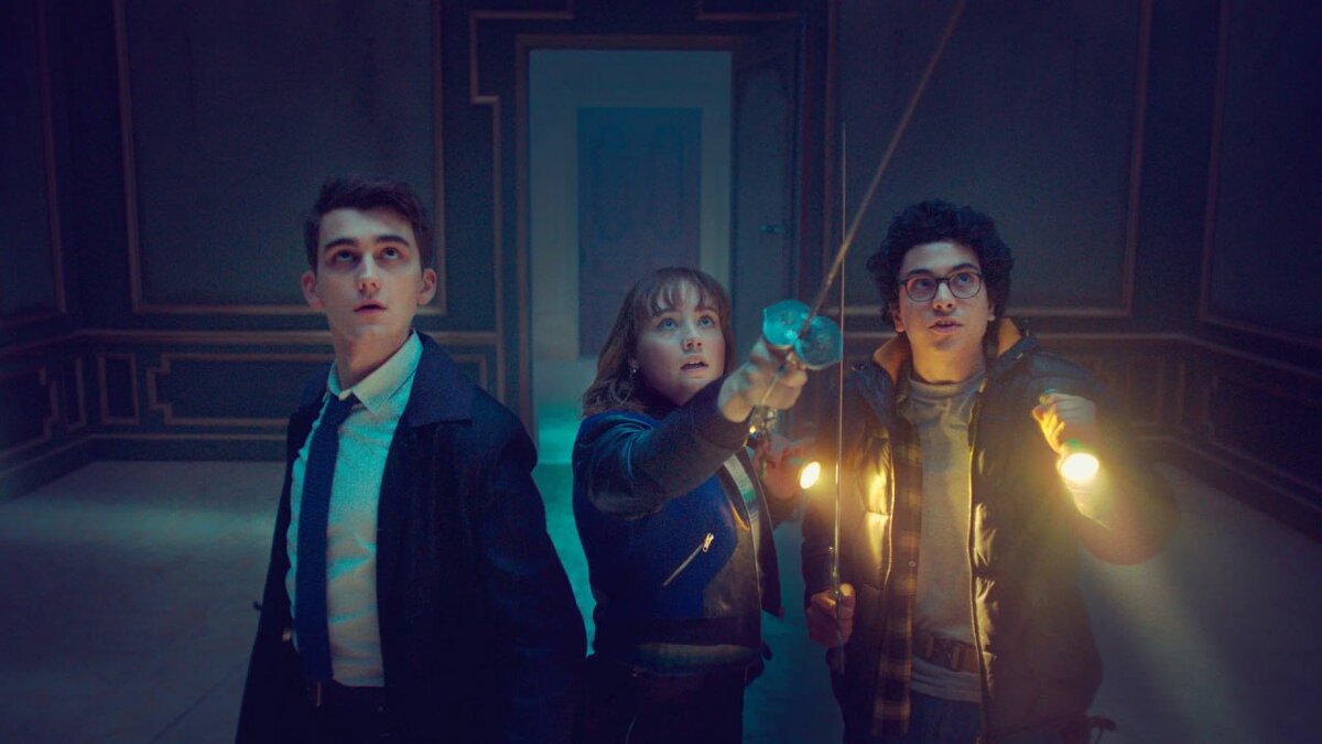В январе 2023 года Netflix выпустил премьеру сериала (из 8 серий) по первым двум книгам серии, но в мае того же года сериал был отменён.