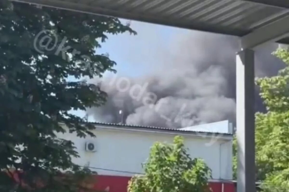    В Краснодаре на Уральской горит склад на автобусной базе