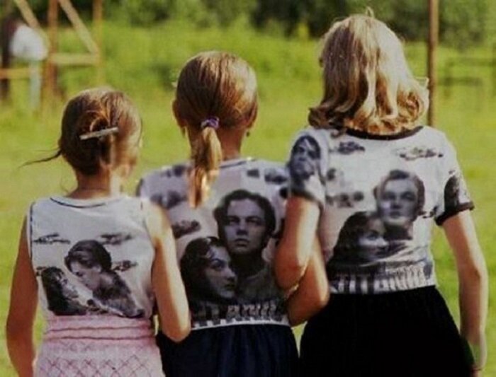 Игры и занятия: В 90-е, когда компьютеры и интернет ещё не были так распространены, дети часто играли в уличные игры. "Салки" - это была игра в догонялки, где один ребёнок должен был "ловить" других. "Резиночка" - прыжки через растянутую резинку на разной высоте. "Классики" - игра с прыжками по клеткам, нарисованным на асфальте. Футбол и хоккей с мячом также были популярными видами спорта среди молодёжи.