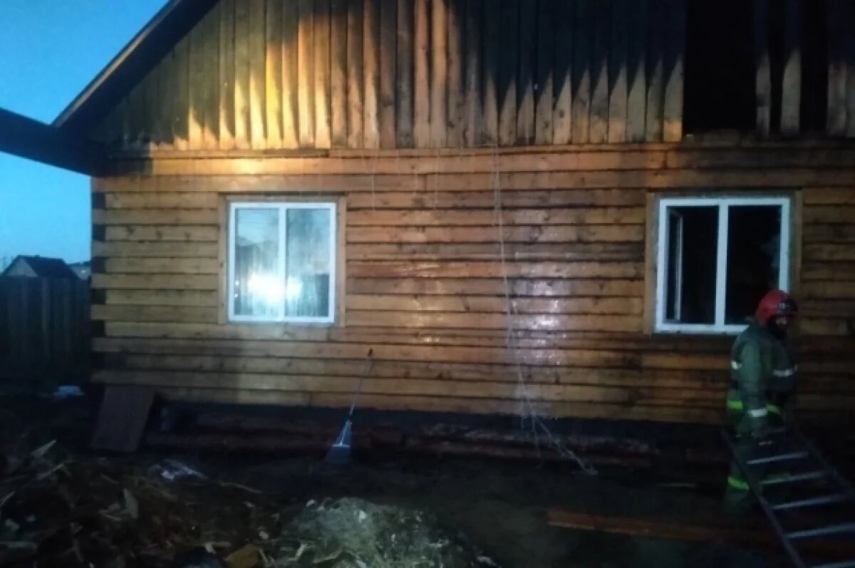    Двое детей успели спастись из горящего дома в Бурятии
