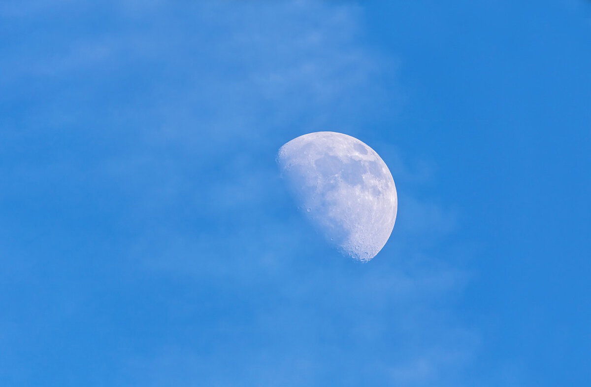 Луна на дневном небе 