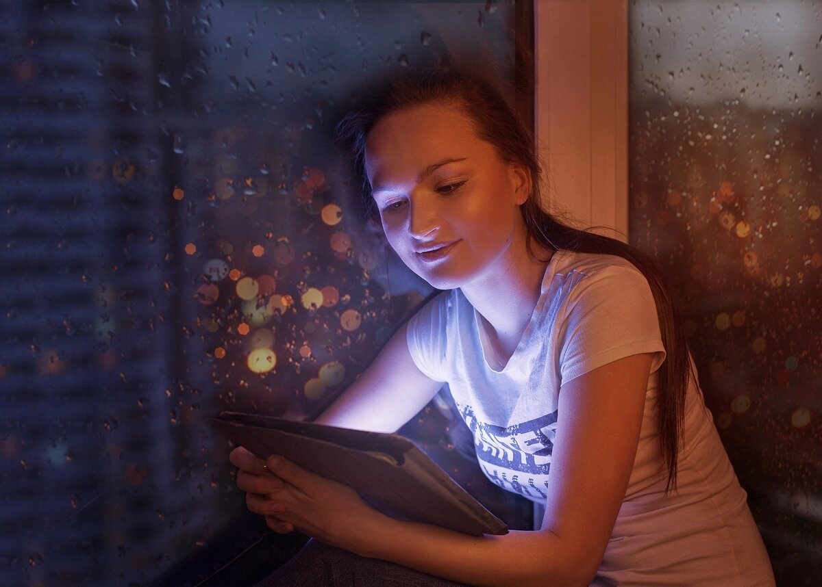 Девушка с планшетом