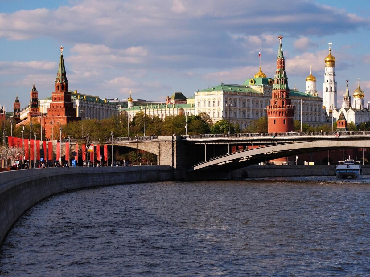    Большой Каменный мост через Москву-реку и Московский Кремль© РИА Новости / Наталья Селиверстова