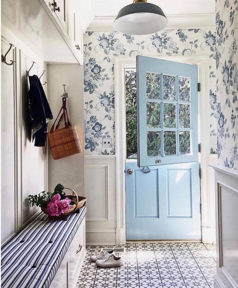 Грозные цвета "успокаиваются" в романтическом этюде гостиной. 