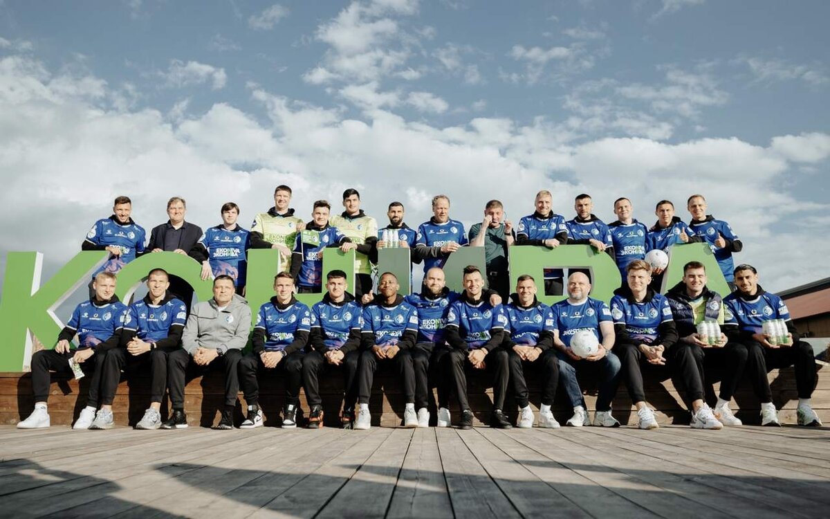    Футболисты воронежского «Факела» покормили телят на «ЭкоНиве» Фото Романа Красикова