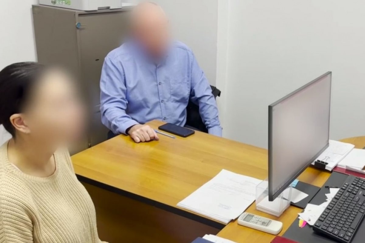 Фигурантка на допросе у следователя. кадр видео