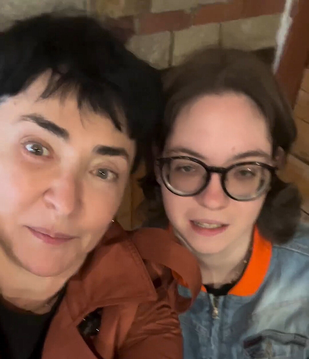 Лолита показала редкое видео с дочкой с особенностями развития, которую  лишила наследства: «Я прекрасная мать» | Радио КП | Дзен