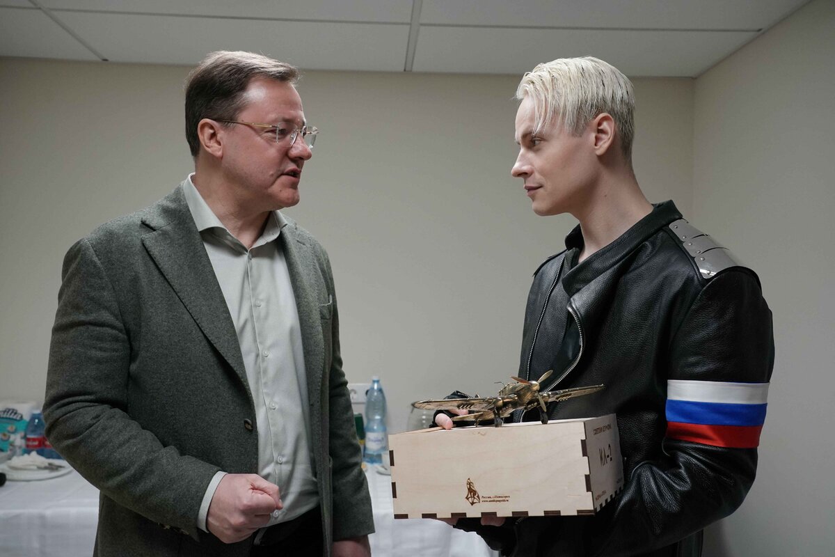 Певец получил от Дмитрия Азарова подарок за выступление.  Фото: Предоставлено пресс-службой правительства Самарской области