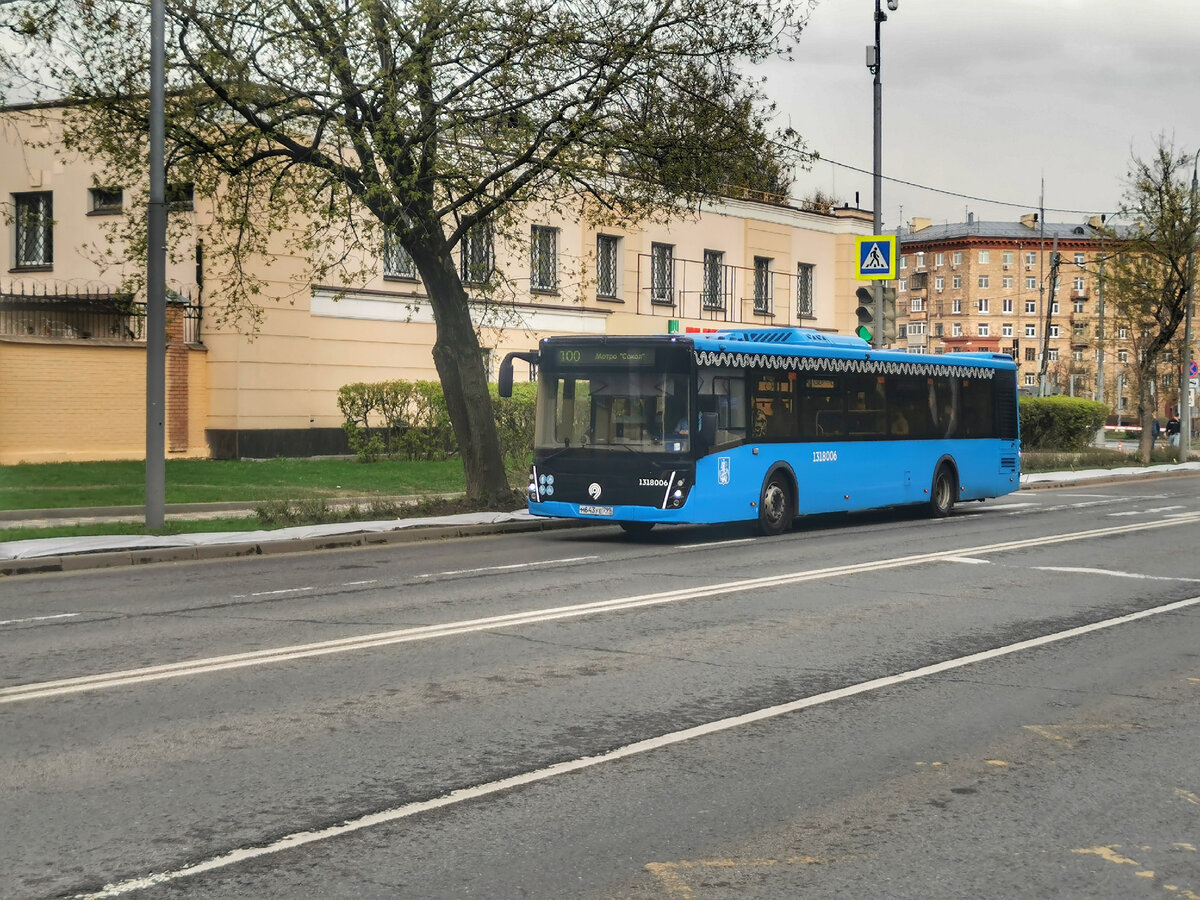 Автобус 1318006 ЛиАЗ-5292 на маршруте № 100. Улица Маршала Бирюзова. После отмены маршрута № 681 сотые стали реально ходить чаще.