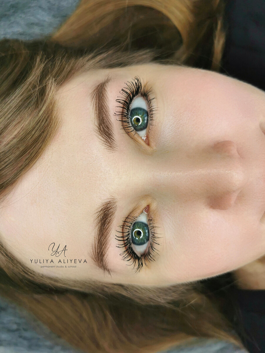 На фото - перманентный макияж бровей в технике Realistic hairs, (волосковая техника аппаратом) до и результат сразу после процедуры❤️