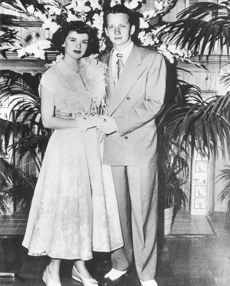 Сегодня рубрику Свадьбы дня я ограничу двумя свадьбами, случившимися в один день. 6 мая 1950 года в первый раз вышли замуж две будущие звезды Голливуда: Элизабет Тейлор и Джейн Мэнсфилд.-2