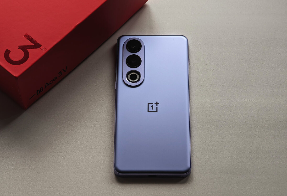 Дизайн новинки нетипичен для OnePlus последних лет.