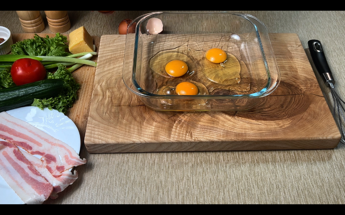 Для начала берем 3 сырых куринных яйца, добавляем соль, итальянские травы и перемешиваем венчиком. Затем нарезаем 30г зеленого лука и 15г петрушки, добавляем их в яйца и перемешиваем.