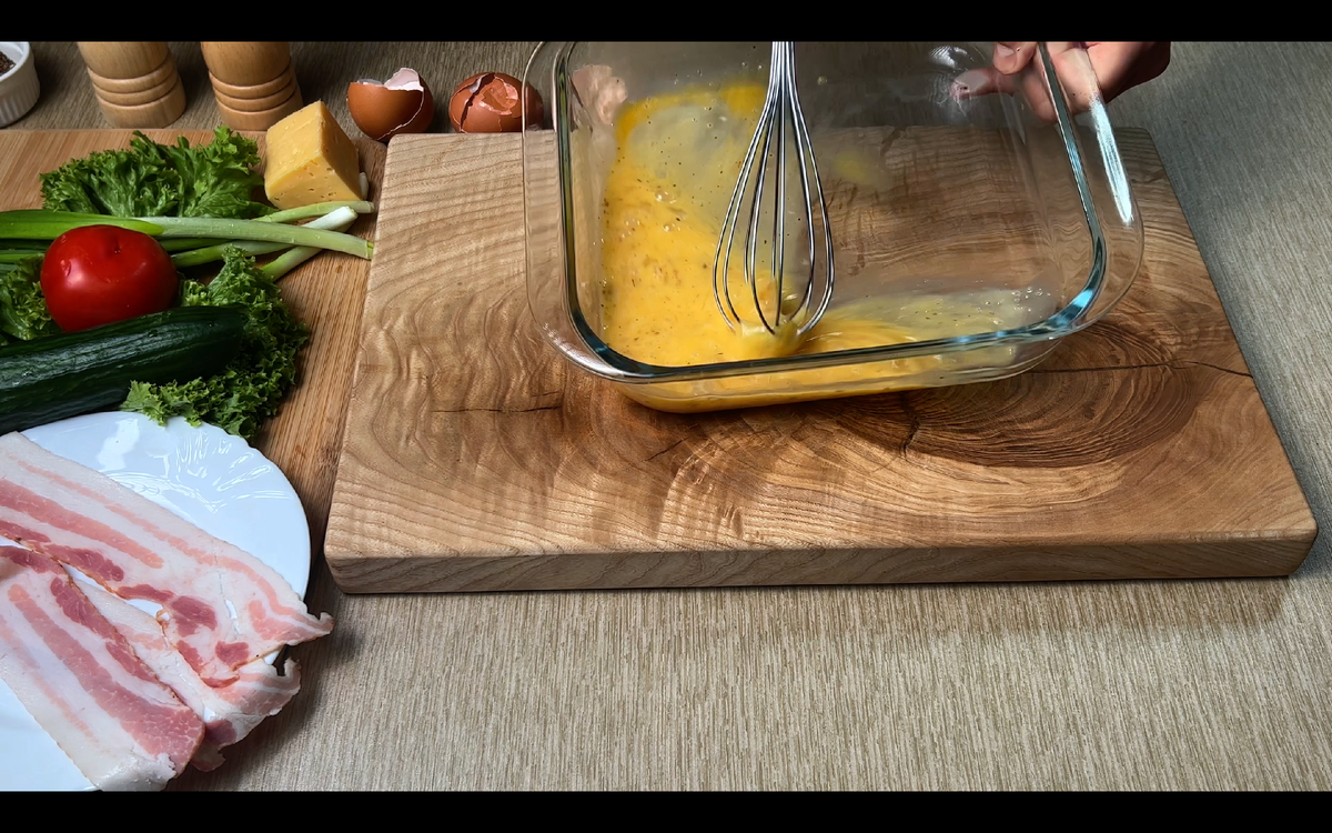 Для начала берем 3 сырых куринных яйца, добавляем соль, итальянские травы и перемешиваем венчиком. Затем нарезаем 30г зеленого лука и 15г петрушки, добавляем их в яйца и перемешиваем.