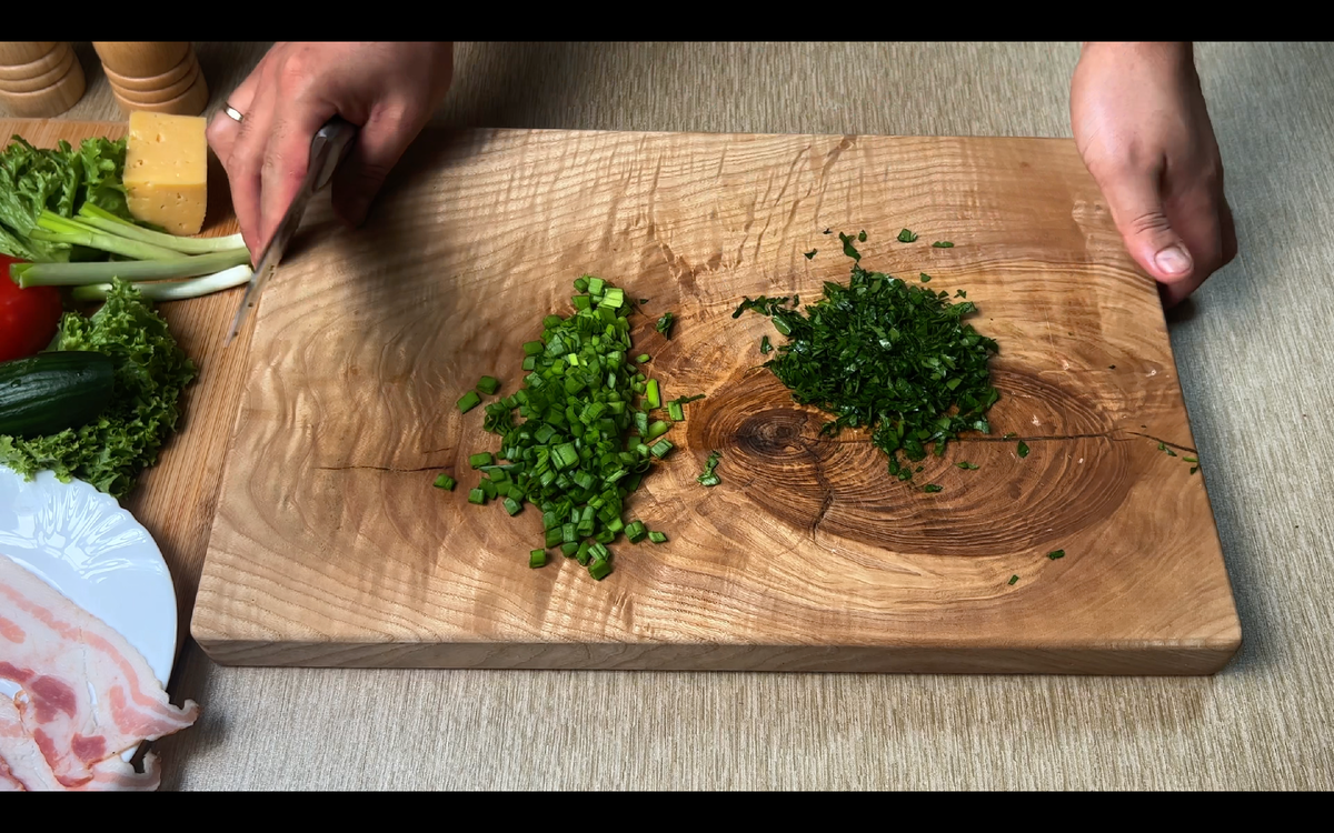 Для начала берем 3 сырых куринных яйца, добавляем соль, итальянские травы и перемешиваем венчиком. Затем нарезаем 30г зеленого лука и 15г петрушки, добавляем их в яйца и перемешиваем.