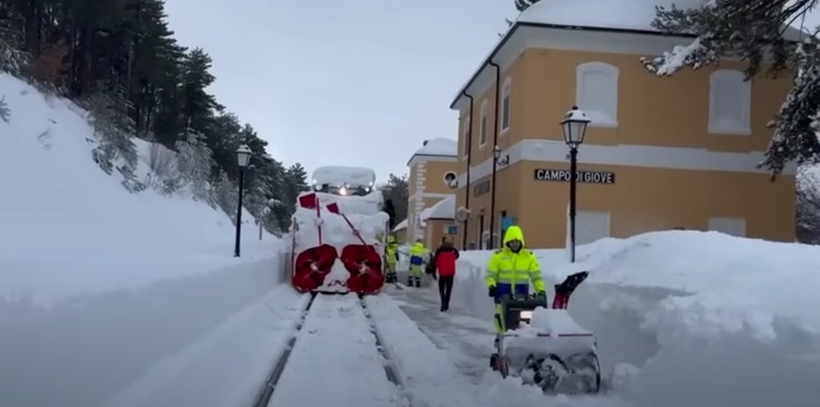 Снег завалил все дороги в Abruzzo