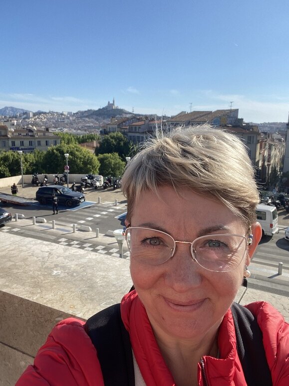 Вид на город с лестница марсельского вокзала Сент-Шарль