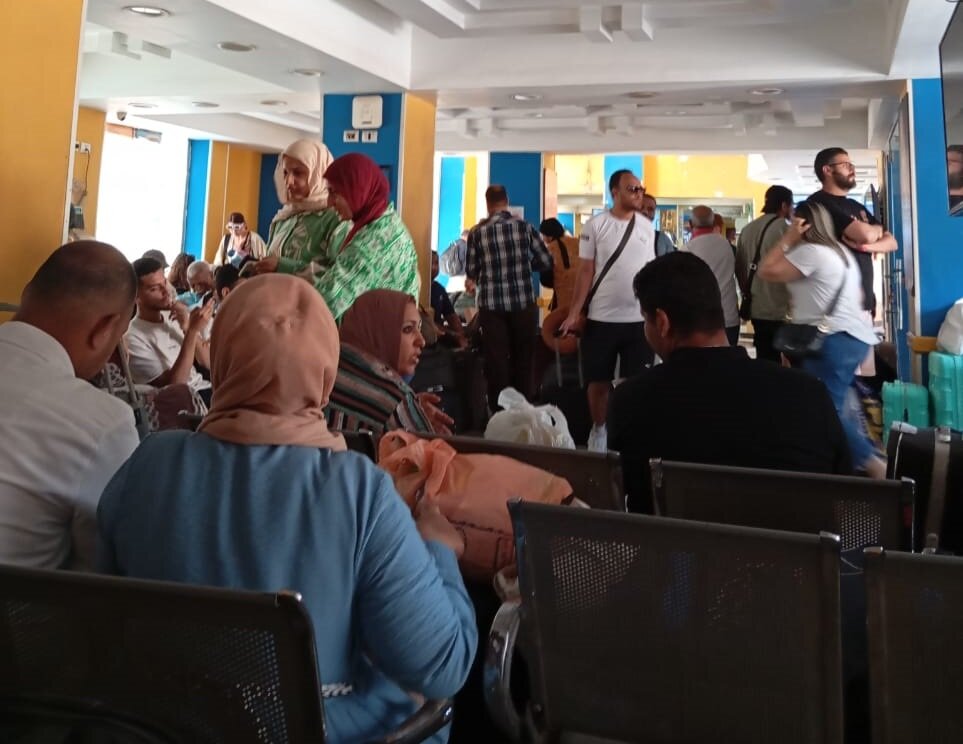 Египтяне ждут посадку в автобус из Хургады в Каир. Фото для иллюстрации статьи на Дзен.