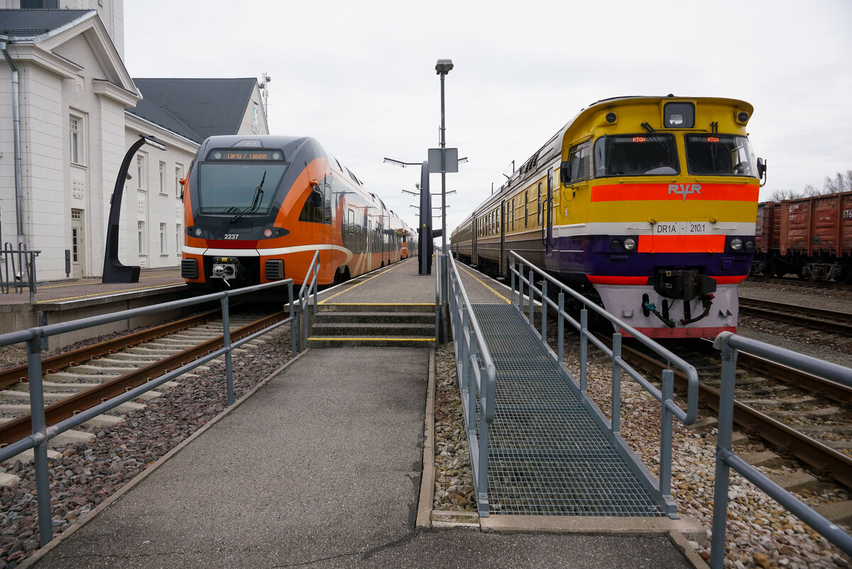 Эстонский дизель швейцарской компании Stadler и латвийский дизельный поезд производства RVR / © Sputnik