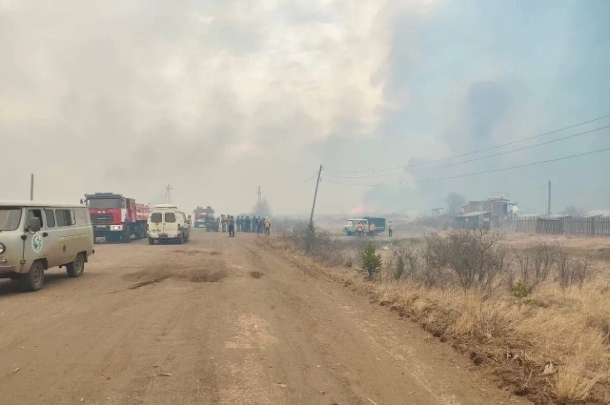    Тушению мешают сухая погода и сильный ветер.