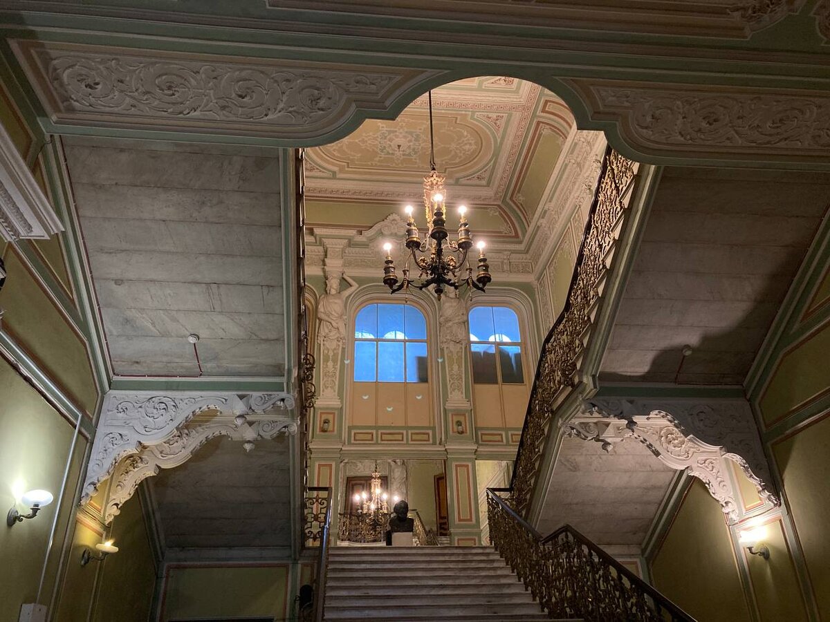 Главный вестибюль с парадной лестницей Ново-Михайловского дворца