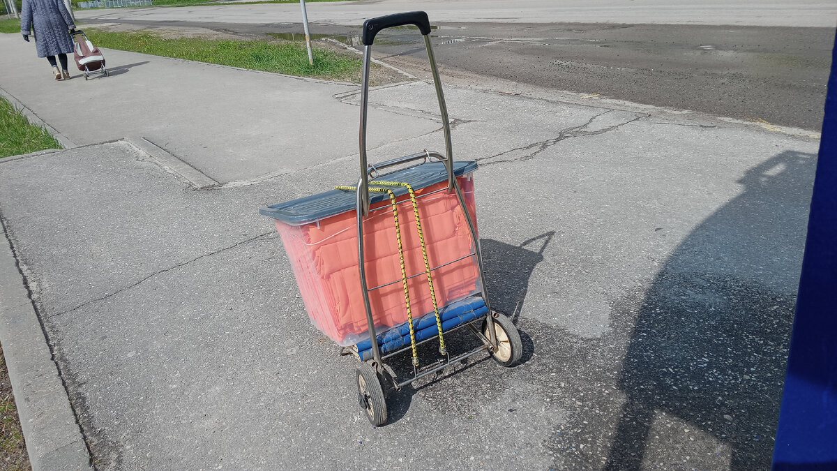 сижу на автобусной остановке, в коробе у меня 1500 тысячи рыжих рублей