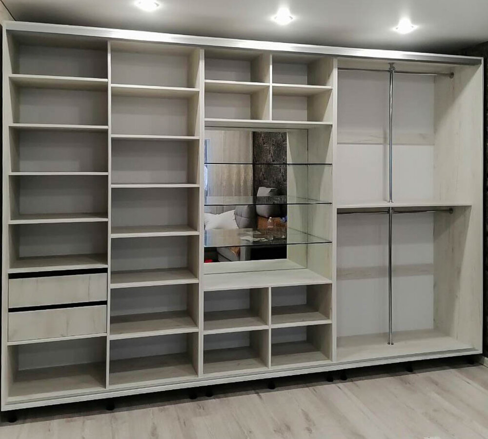 В статье рассматриваются особенности и индивидуальная комплектация гардеробных мебели. Мы обсуждаем различные типы гардеробов, материалы и элементы комплектации, а также предлагаем идеи для эффективного обустройства гардеробных пространств. Кроме того, мы делимся рекомендациями по уходу за мебелью и подводим итоги о значимости заказной мебели для гардеробных.