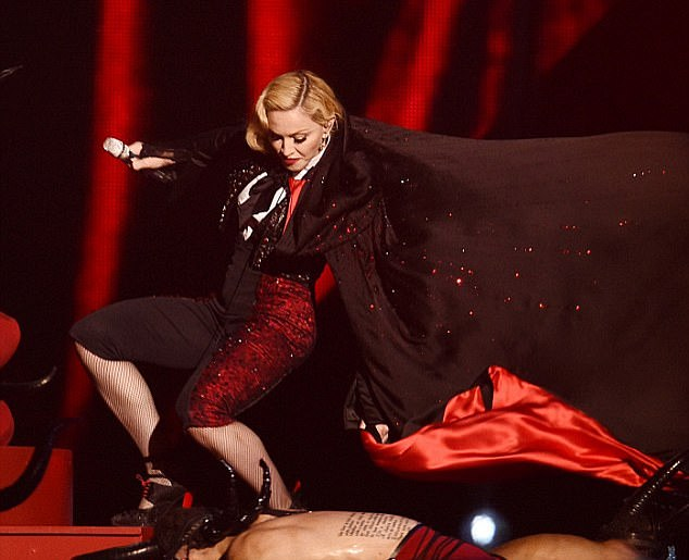 Упала со сцены