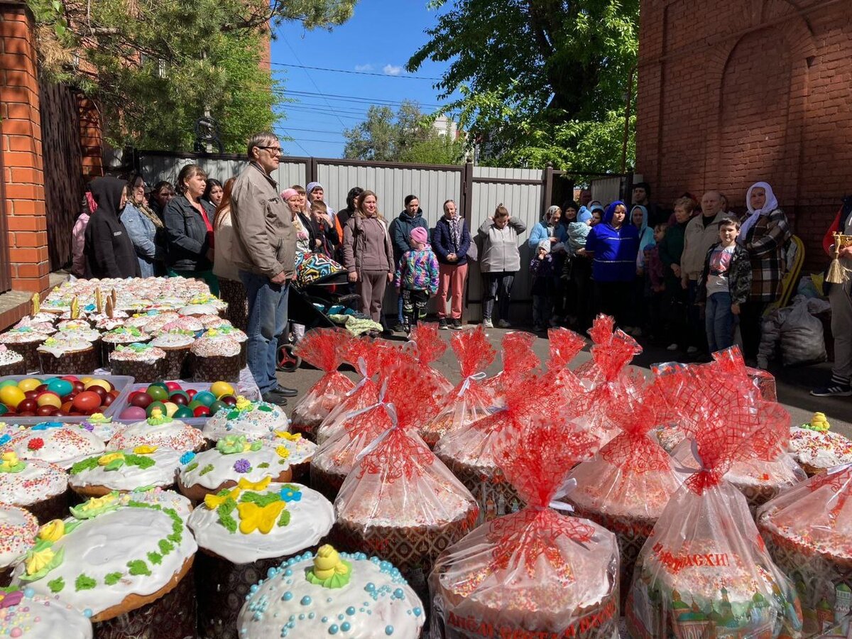    Волонтёры поздравили нуждающихся курян с Пасхой