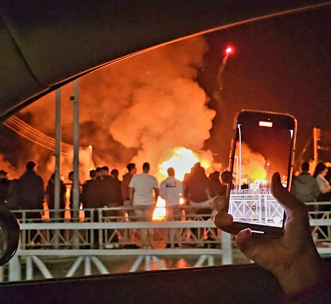 Это мы засняли сжигание Иуды у одного из храмов Лимасола. Представьте, что в это же время взрывают петарды, а в небе загораются одиночные вспышки салюта.