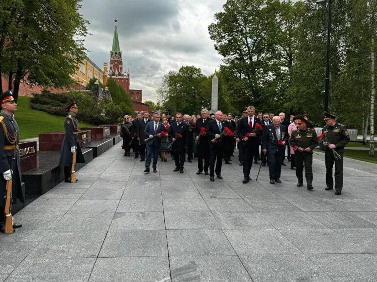    Посол Белоруссии в России Дмитрий Крутой, госсекретарь Союзного государства Белоруссии и России Дмитрий Мезенцев и ветеран Великой Отечественной войны Виктор Цымбал во время церемонии возложения цветов к Могиле Неизвестного солдата в Москве© Фото : посольство РБ в РФ