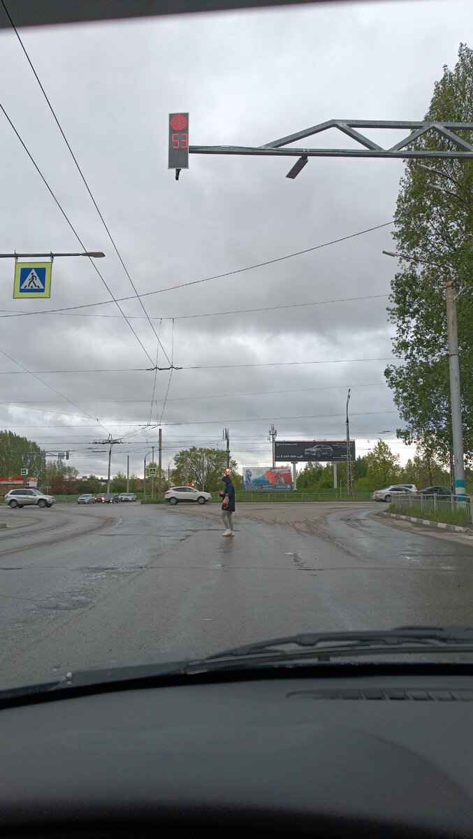 Серое небо по пути на работу. 