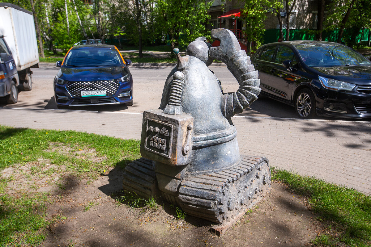 Жанровая скульптура "НЛО". Детали. Люберцы, Московская область. Фото автора статьи 