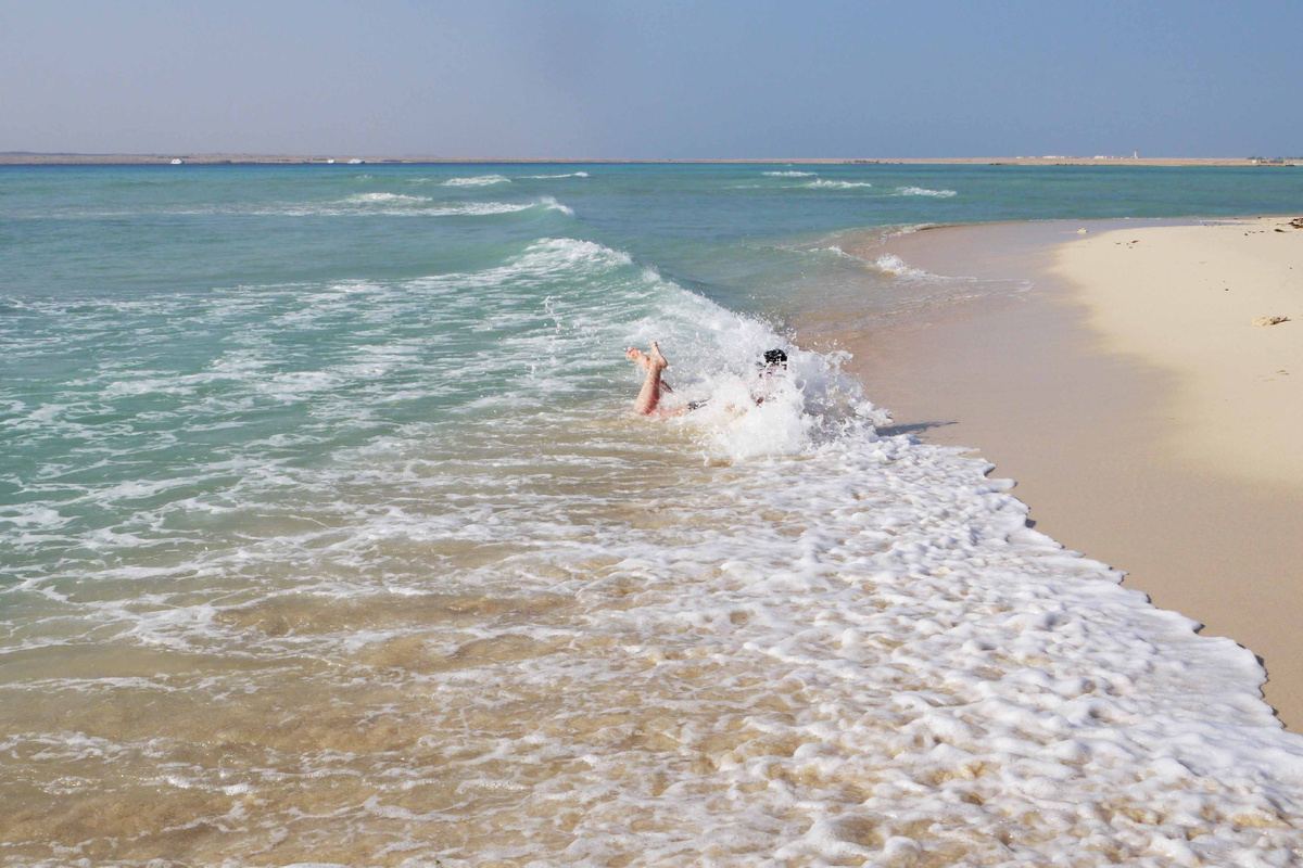 Это я. Наслаждаюсь песчаным пляжем. Правда, в Египте и очень давно.