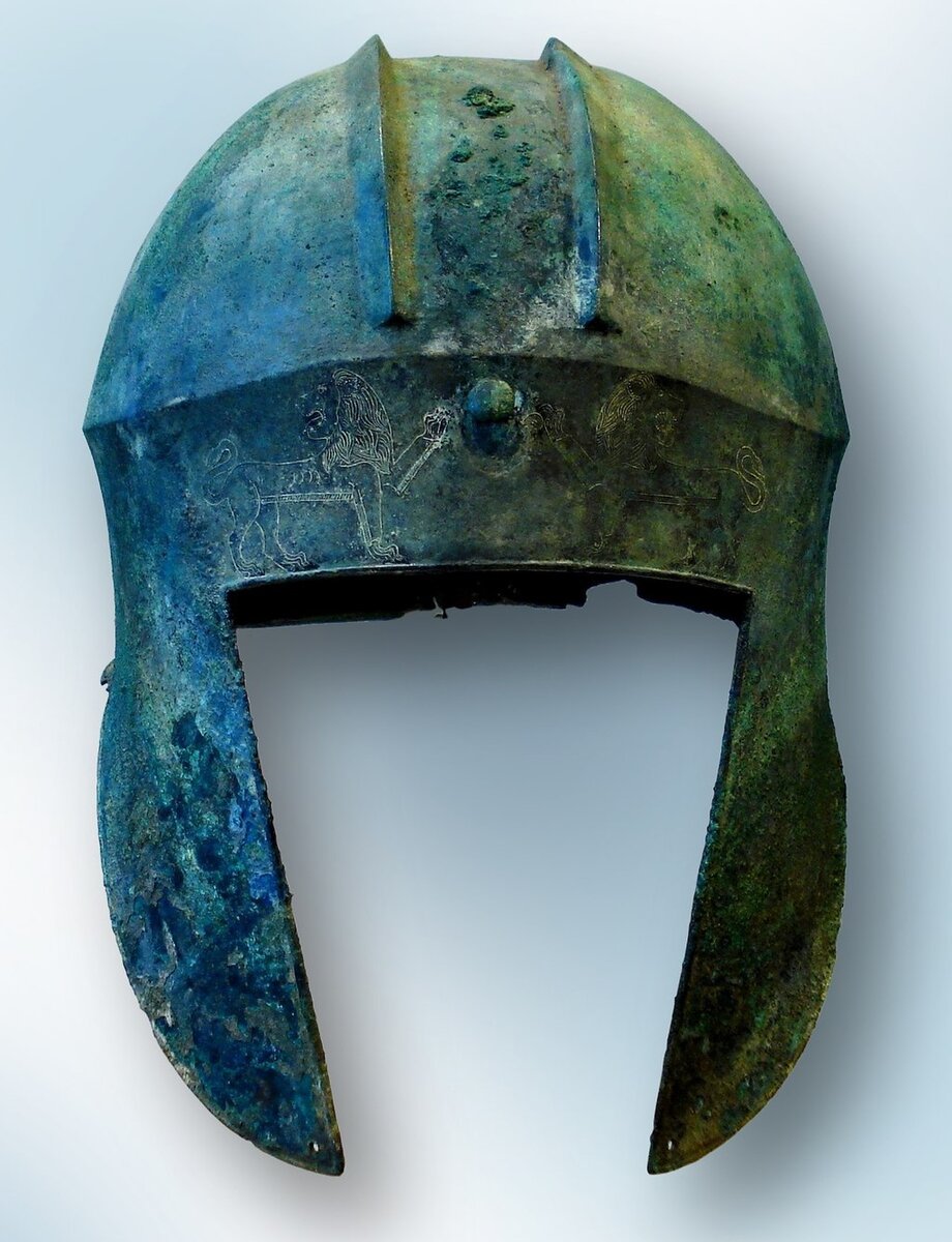 Фронтальный вид бронзового шлема иллирийского типа с изображением львов. VI—V века до н. э. Музей в Арголиде.