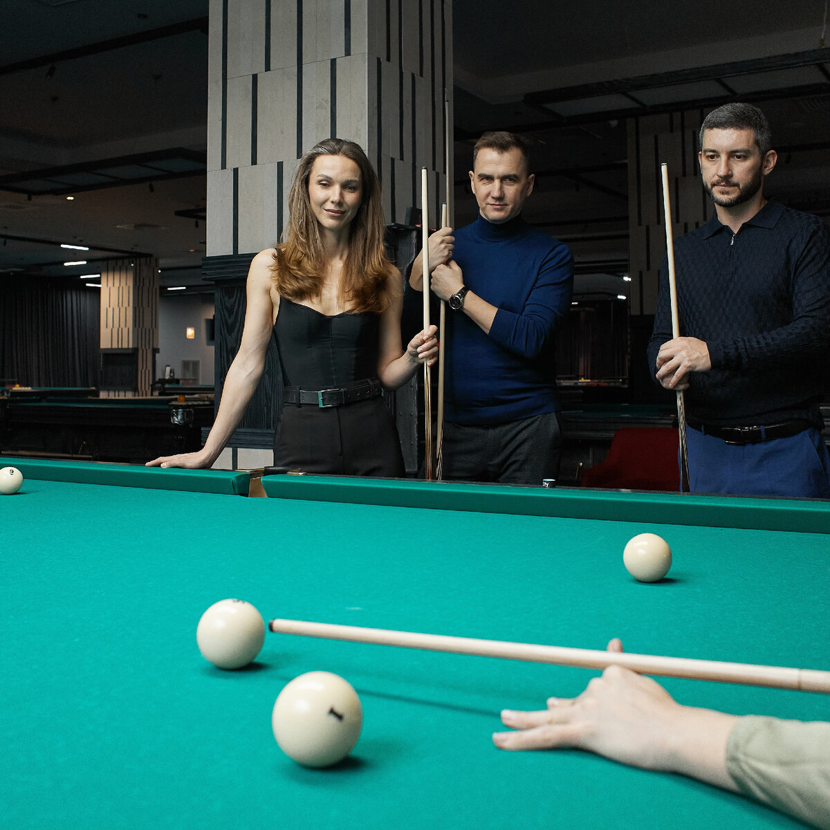 Чтобы играть в бильярд, нужно научиться держать кий и прицеливаться — так вы сможете отправить шар точно в лузу.