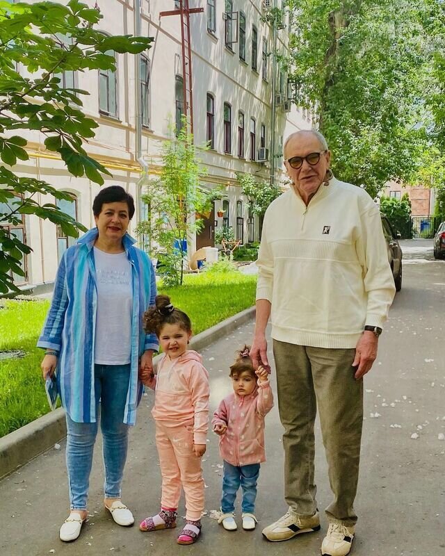 Ирина Млодик и Эммануил Виторган с дочерьми / Фото: соцсети