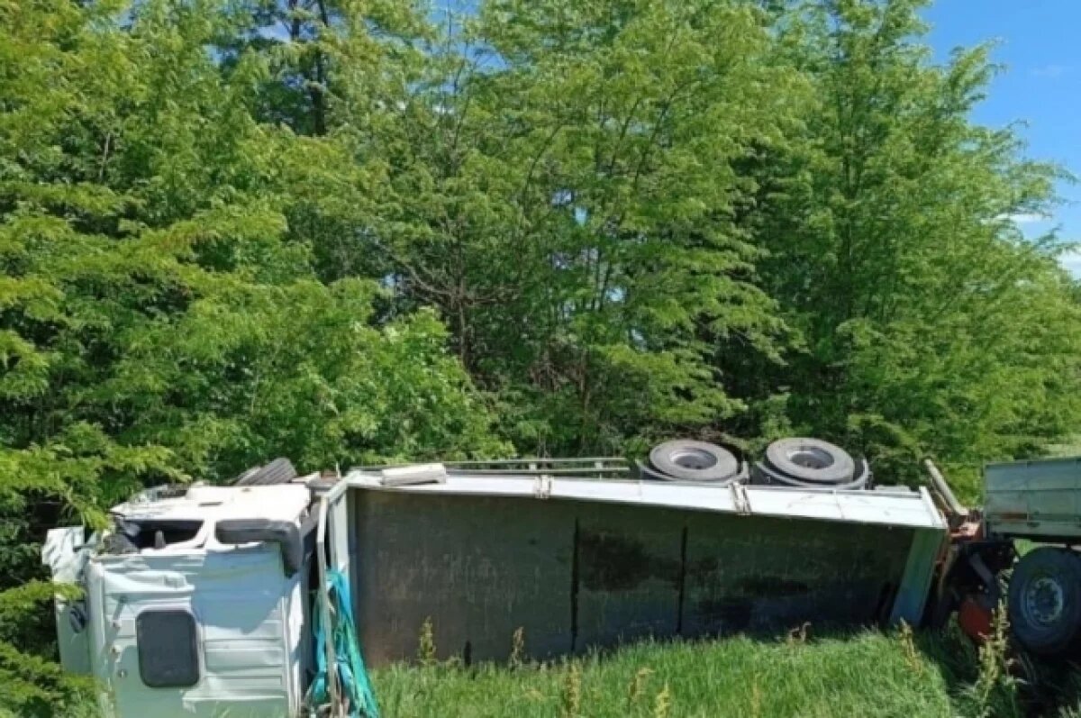    На Кубани в лобовом ДТП с «КамАЗом» погиб водитель микроавтобуса