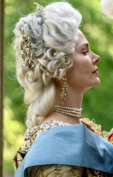 Елизавета Боярская в роли императрицы Екатерины II — в профиль, поворот головы направо.