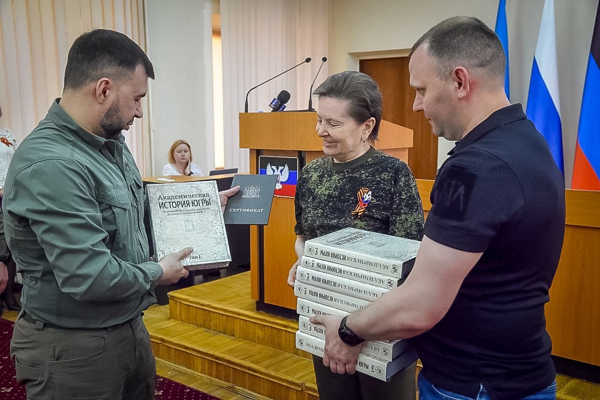 Наталья Комарова в ДНР наградила бойцов СВО и передала им гуманитарную  помощь | Сургутская Трибуна | Новости Сургута и Югры | Дзен