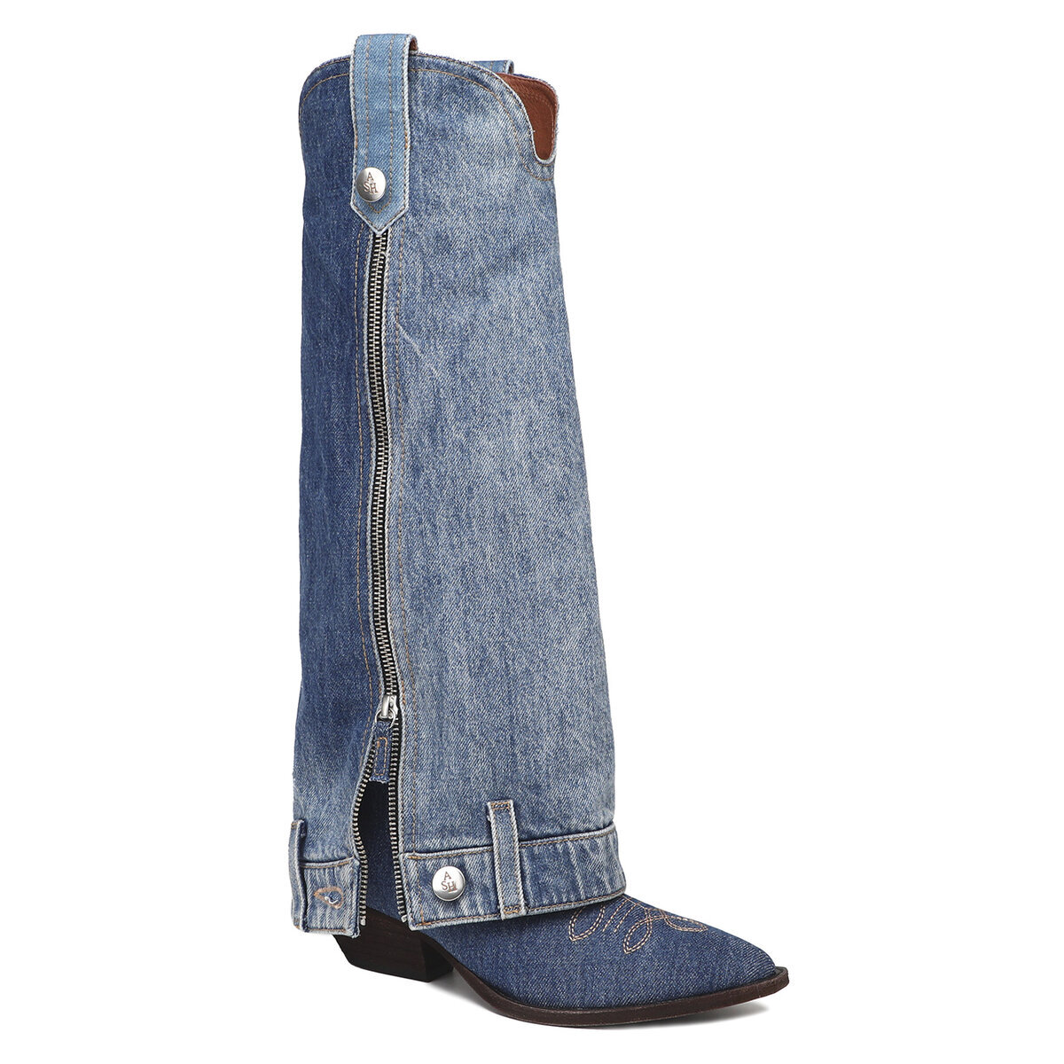 Чем более нестандартную обувь вы выбираете, тем лаконичнее должен быть остальной образ. Например, казаки от бренда Ash можно уравновесить однотонным платьем-рубашкой