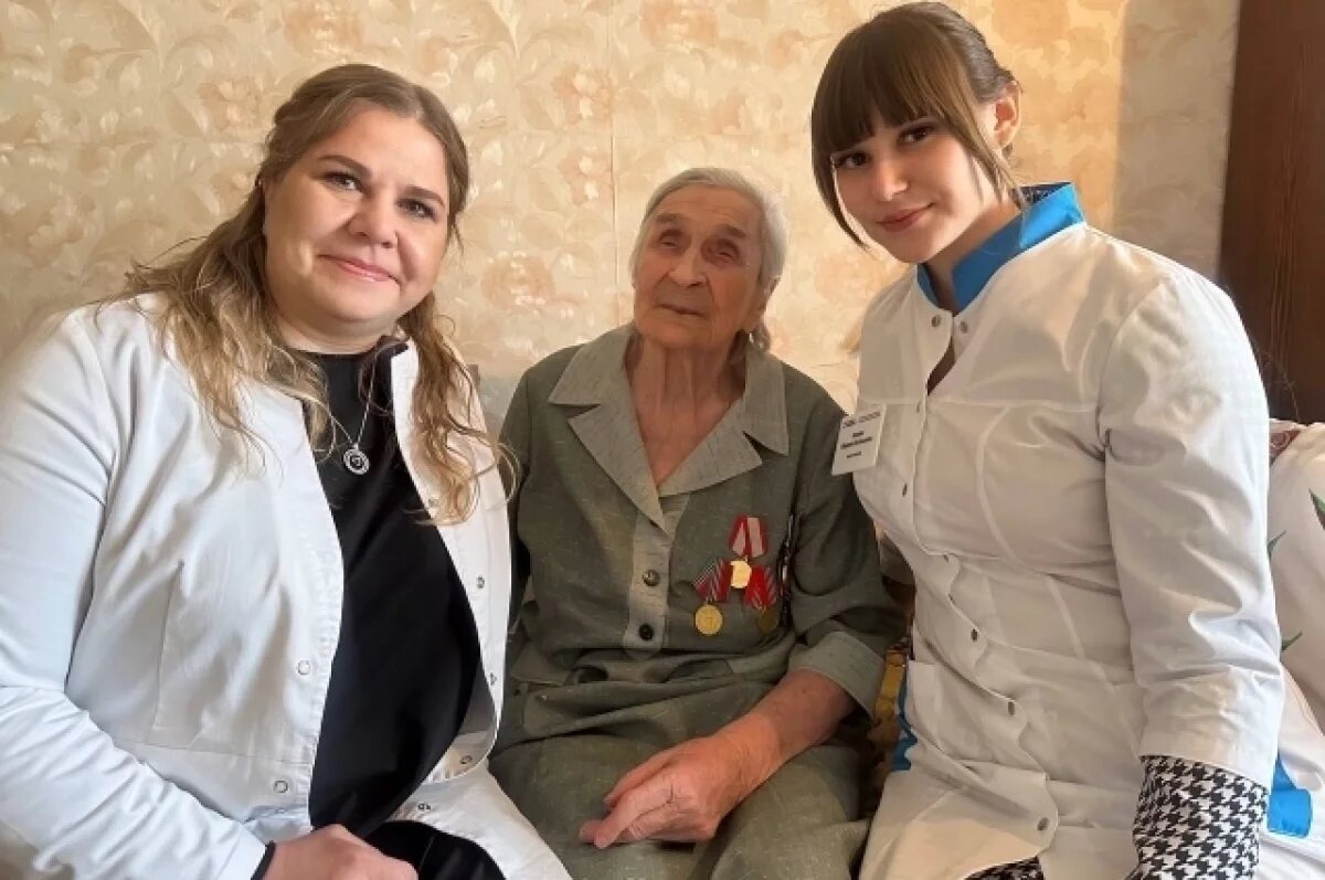    Бригада медиков поздравила 103-летнюю нижегородку с Днем Победы