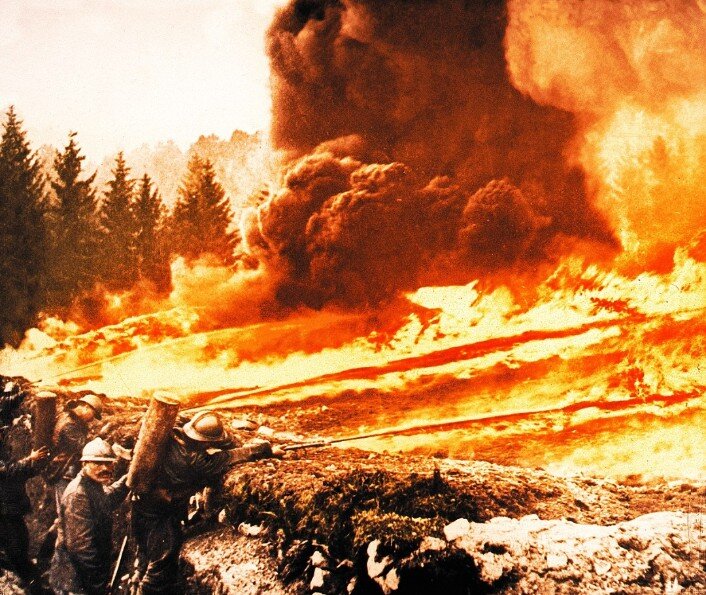 Применение огнемётов в Верденской битве.