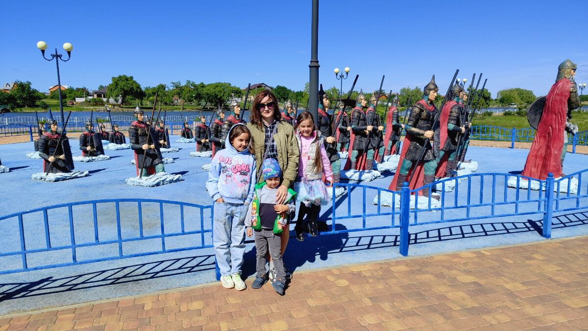 Я с малышами своими возле 33 богатырей